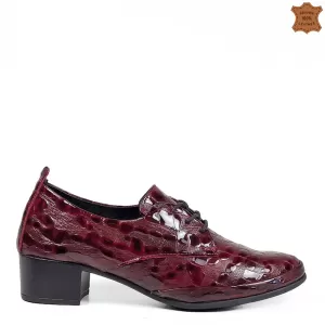 Модерни дамски ежедневни обувки в бордо на нисък ток 21117-2