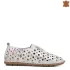 Дамски летни обувки с перфорация в бяла кожа на цветя 21185-10
