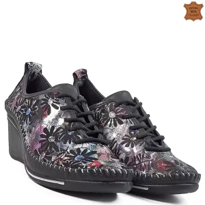 Дамски обувки от кожа на цветя в черно на платформ...