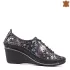 Дамски обувки от кожа на цветя в черно на платформа 21196-7