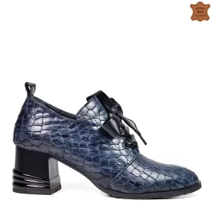 Елегантни дамски обувки в синьо със сатенени връзк...