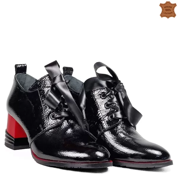 Елегантни дамски обувки в черен лак със сатенени връзки 21471-5