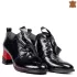 Елегантни дамски обувки в черен лак със сатенени в...