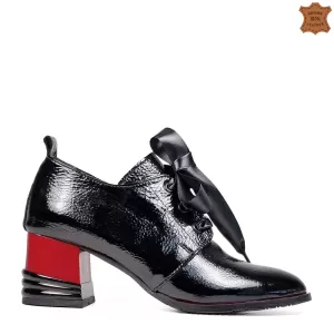 Елегантни дамски обувки в черен лак със сатенени връзки 21471-5