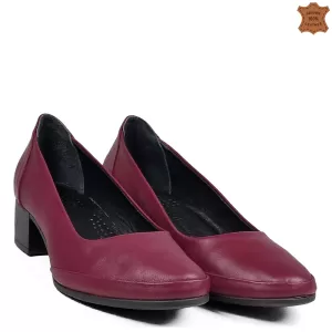 Кожени дамски елегантни обувки с нисък ток в бордо...