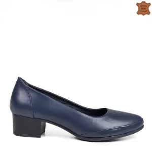 Кожени дамски елегантни обувки с нисък ток в синьо...