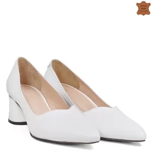 Елегантни дамски обувки от естествена кожа в бяло ...