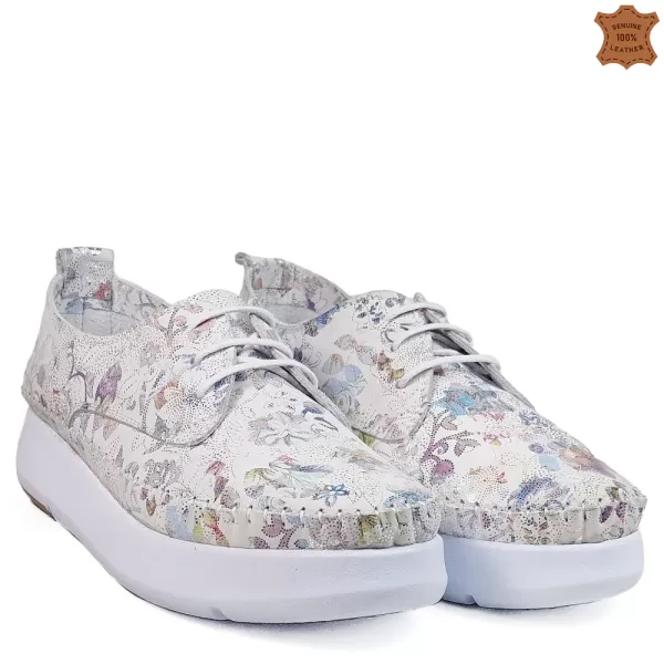 Кожени дамски ежедневни обувки в бяло с цветен принт 21522-2