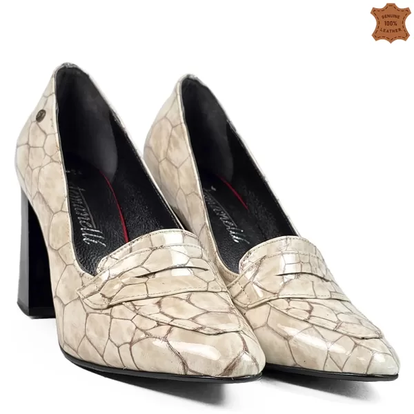 Елегантни дамски бежови обувки от естествен лак на ток 21535-3