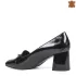 Елегантни дамски обувки от естествен лак в черно на ток 21537-1