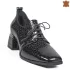 Лачени елегантни дамски обувки в черно със среден ток 21538-1