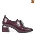 Лачени елегантни дамски обувки в бордо със среден ток 21538-2