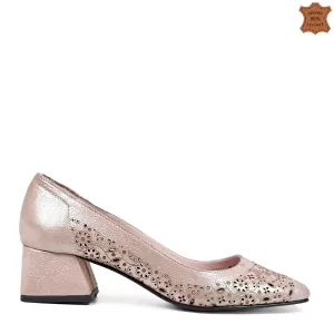 Дамски елегантни обувки с нисък ток в бледо розов ...