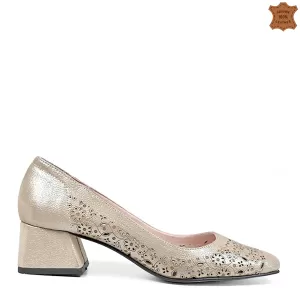 Дамски елегантни обувки с нисък ток в златист цвят...