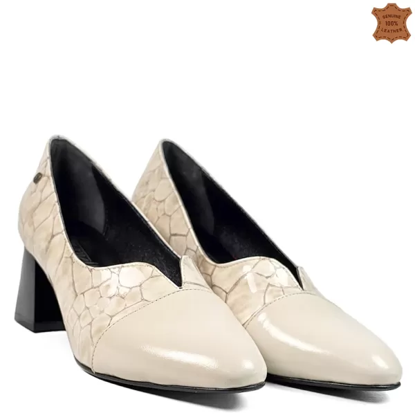 Бежови дамски елегантни обувки със среден ток 21563-2