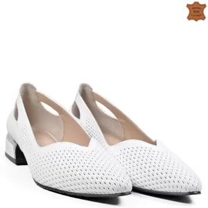 Елегантни дамски пролетни обувки в бял цвят с нисъ...