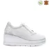 Бели дамски обувки с перфорация на платформа 21585-4