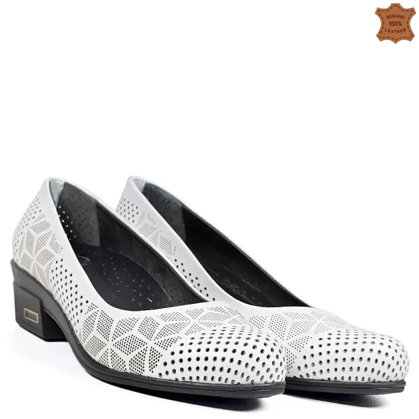 Бели дамски обувки от естествена кожа с нисък ток 21589-2
