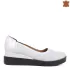 Пролетни бели дамски обувки с деколте на платформа 21593-2