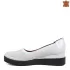 Пролетни бели дамски обувки с деколте на платформа 21593-2
