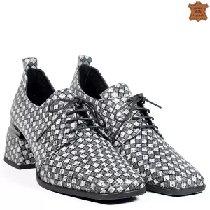 Елегантни дамски кожени обувки в сиво със среден ток 21605-2