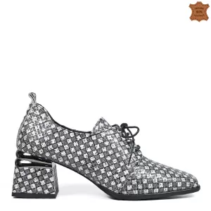 Елегантни дамски кожени обувки в сиво със среден ток 21605-2