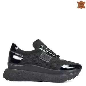 Черни дамски спортни обувки с равна платформа 21610-1