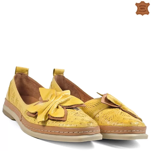 Дамски ежедневни обувки в жълто с кожено цвете 21630-5