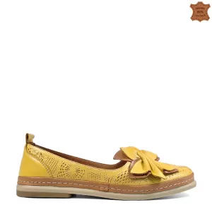 Дамски ежедневни обувки в жълто с кожено цвете 216...