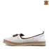 Дамски ежедневни обувки в бяло с кожено цвете 21630-6