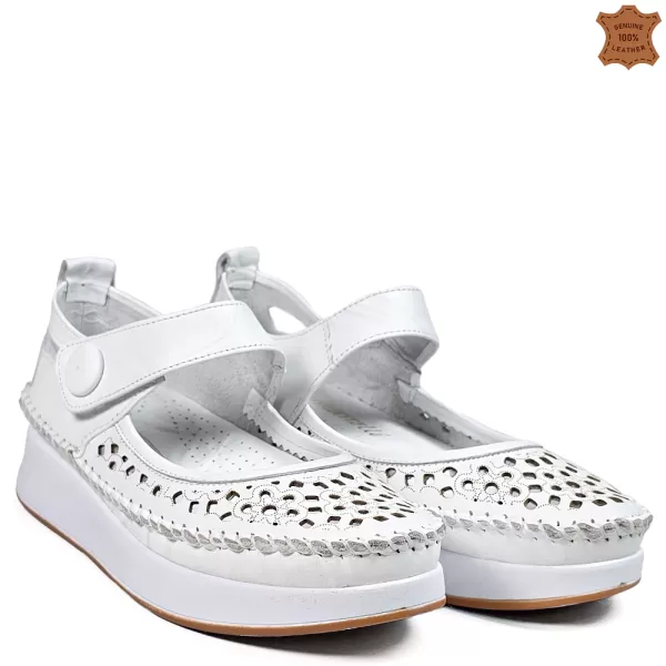 Кожени дамски летни обувки в бяло с велкро 21670-2