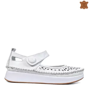 Кожени дамски летни обувки в бяло с велкро 21670-2...