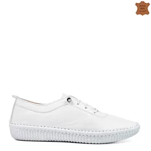 Дамски кожени обувки в бяло с ластични връзки 2167...