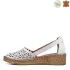 Дамски летни обувки в бяло със затворени пръсти и пета 21390-1