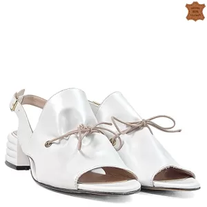 Кожени дамски сандали в бял цвят на модерен ток 21701-1
