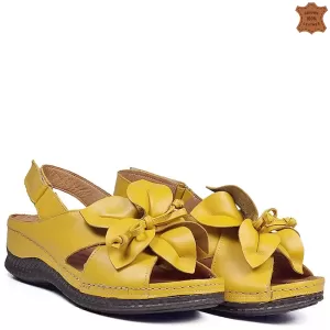 Жълти дамски сандали с голямо цвете на платформа 2...