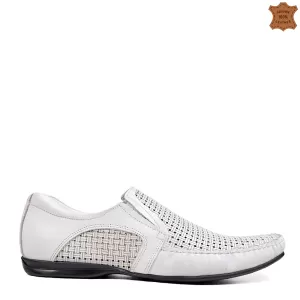 Бели мъжки спортно елегантни обувки с перфорация 13302-3