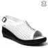 Бели дамски сандали от естествена кожа 23953-2