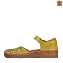 Дамски сандали със затворени пръсти и пета в жълт цвят 21169-3