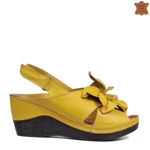 Жълти дамски сандали от естествена кожа с голямо ц...