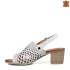 Дамски кожени сандали в бял цвят с широк ток 21318-2