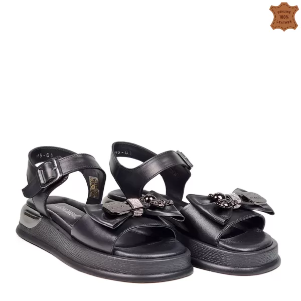 Черни дамски кожени сандали с модерна брошка 21394-1