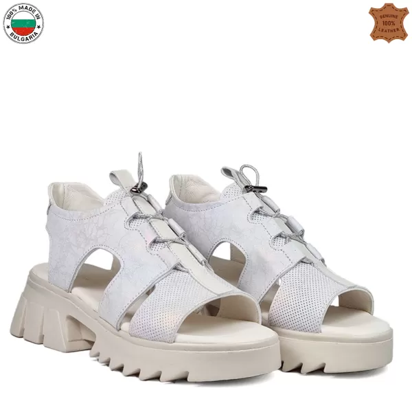 Дамски сандали с модерна платформа от бяла преливаща кожа 21396-1