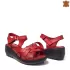 Червени дамски сандали на средна платформа 23940-3