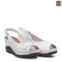Комфортни бели дамски сандали с платформа 24110-2