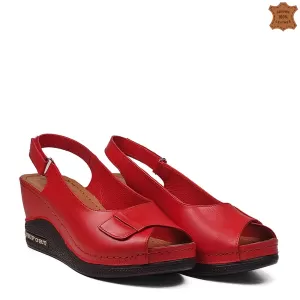 Комфортни червени дамски сандали с платформа 24110...