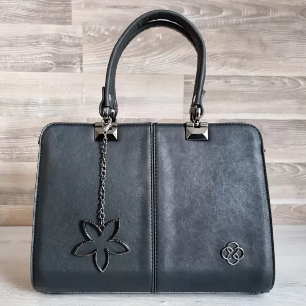 Черна дамска чанта от еко кожа с метален аксесоар - 75051-1