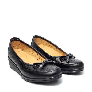 Черни дамски обувки с деколте от еко кожа 21074-1...