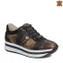 Пролетни кожени дамски спортни обувки в черно и златисто 21163-1