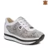 Пролетни кожени дамски спортни обувки в бяло и сиво 21163-2